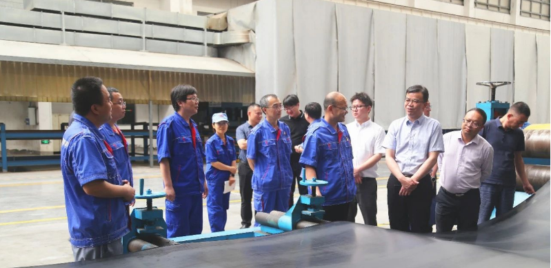 云南省工業(yè)和信息化廳副廳長(zhǎng)浦麗合一行于8月11日上午蒞臨青島橡六輸送帶有限公司進(jìn)行考察。此次調(diào)研旨在深入了解青島橡六在橡膠行業(yè)的發(fā)展?fàn)顩r，促進(jìn)合作共贏，推動(dòng)云南橡膠產(chǎn)業(yè)的騰飛。