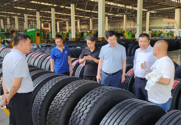 雙方首先參觀了大連輪胎的生產(chǎn)車間，陳健總裁重點介紹了公司的生產(chǎn)工藝和先進設(shè)備，向客人們詳細講解了公司產(chǎn)品的特點和優(yōu)勢。