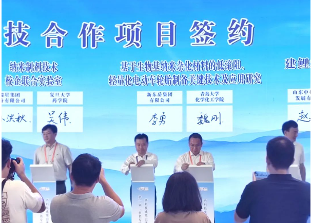 本次會議的主題緊扣“科技創(chuàng)新與新型工業(yè)化”，涵蓋了重點項目簽約儀式、高端論壇等多項活動。據(jù)了解，新東岳集團作為會議的重要參與者之一，在會上與全球材料科學領(lǐng)域的頂尖科學家魏剛高級研究員成功簽約，雙方將共同建立產(chǎn)學研合作關(guān)系。這一合作旨在推動科技成果轉(zhuǎn)化，服務(wù)企業(yè)，提升科研水平與創(chuàng)新能力，共同探索產(chǎn)業(yè)升級、技術(shù)攻關(guān)、人才培育等多領(lǐng)域的深度合作。