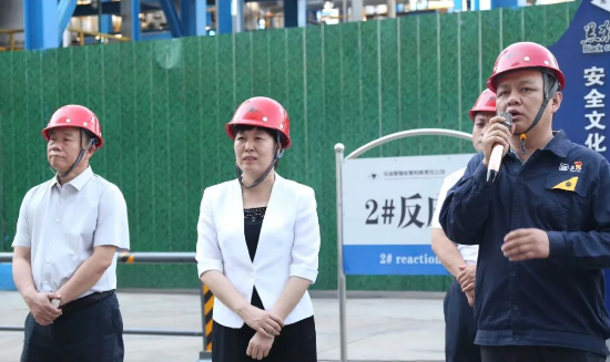 趙偉對崔市長一行的到訪表示了熱烈的歡迎，并向調(diào)研團(tuán)隊(duì)詳細(xì)介紹了烏海黑貓的生產(chǎn)經(jīng)營情況。他表示，烏海黑貓將認(rèn)真貫徹崔市長提出的工作要求，確保企業(yè)今年的生產(chǎn)經(jīng)營目標(biāo)得以順利完成。