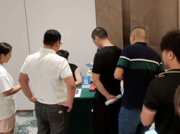 會(huì)議上，零售商紛紛表示對(duì)中策產(chǎn)品、哈爾濱祖茂以及市場(chǎng)充滿信心，他們的積極反應(yīng)充分展現(xiàn)了好運(yùn)輪胎的市場(chǎng)影響力。中策橡膠乘用車胎始終將產(chǎn)品創(chuàng)新作為核心，同時(shí)加強(qiáng)品牌建設(shè)、完善服務(wù)系統(tǒng)，為合作伙伴提供全面的支持。通過與合作伙伴緊密合作，公司將繼續(xù)引領(lǐng)行業(yè)創(chuàng)新，為中國(guó)汽車產(chǎn)業(yè)帶來更多的變革與發(fā)展。