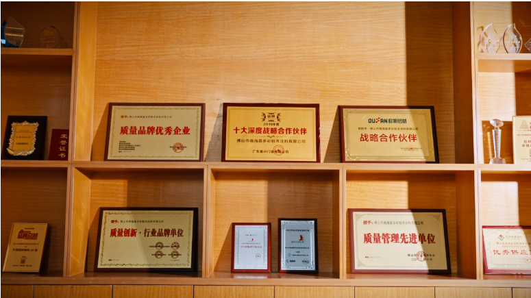 作為一家以技術(shù)實(shí)力為支撐的高新技術(shù)企業(yè)，嘉多彩粉末涂料公司在業(yè)界細(xì)分領(lǐng)域展現(xiàn)出了強(qiáng)大的創(chuàng)新能力和發(fā)展?jié)摿Α?jù)了解，被認(rèn)定為“創(chuàng)新型中小企業(yè)”的標(biāo)準(zhǔn)非常嚴(yán)格，要求企業(yè)在專業(yè)化水平、創(chuàng)新能力和行業(yè)影響力等方面均達(dá)到較高水平，因此嘉多彩公司的入選可謂是對(duì)其在行業(yè)內(nèi)的地位和實(shí)力的肯定。