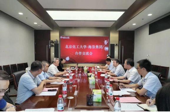 海南橡膠集團(tuán)總經(jīng)理、海南橡膠黨委書記艾軼倫率團(tuán)于8月15-16日前往北京先后與北京化工大學(xué)、北京橡膠工業(yè)研究設(shè)計(jì)院有限公司(簡(jiǎn)稱北橡院)舉行座談，圍繞人才引進(jìn)、人才培養(yǎng)、科研項(xiàng)目合作、產(chǎn)業(yè)轉(zhuǎn)型升級(jí)、參與天然橡膠產(chǎn)業(yè)創(chuàng)新聯(lián)盟等方面進(jìn)行深入交流，共謀合作新篇。