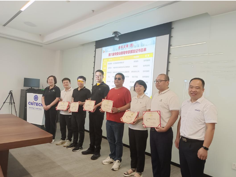 此次會(huì)議還邀請了新加入的專委會(huì)專家進(jìn)行自我介紹，新增專家來自科研單位、企業(yè)技術(shù)部門以及咨詢機(jī)構(gòu)。隨后，專家們就涂料行業(yè)集中度提升、國內(nèi)涂料市場競爭激烈等問題展開討論，各自提出了寶貴的建議。據(jù)了解，專家們就如何推動(dòng)寧波市涂料與涂裝行業(yè)綠色健康發(fā)展等議題，提出了一系列具有建設(shè)性的意見，并表示將積極參與協(xié)會(huì)各項(xiàng)工作，為行業(yè)的可持續(xù)發(fā)展出謀劃策。