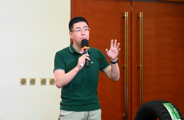 在會議現(xiàn)場，中策橡膠乘用車胎銷售部東北科科長王智學(xué)分享了中策所取得的成績和心得，同時對當(dāng)前市場環(huán)境進(jìn)行了深入分析，提出了新的工作思路。他強(qiáng)調(diào)，在當(dāng)前激烈的市場競爭下，創(chuàng)新是取勝的關(guān)鍵，只有緊跟市場需求變化，不斷推陳出新，才能在競爭中立于不敗之地。