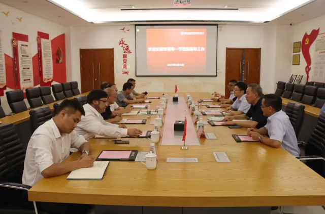 會上，雙方圍繞加強合作、推動貴州航空產(chǎn)業(yè)城建設等議題進行了深入交流。安順市副市長楊平對寶勝股份在技術創(chuàng)新方面的優(yōu)勢和高品質產(chǎn)品表示贊賞。他強調，寶勝作為中國電線電纜行業(yè)的領軍企業(yè)，肩負著引領行業(yè)發(fā)展的使命，希望寶勝繼續(xù)發(fā)揮供應鏈優(yōu)勢，推動貴州分公司不斷壯大，為地方產(chǎn)業(yè)升級和經(jīng)濟增長提供有力支持，共同實現(xiàn)貴州航空產(chǎn)業(yè)城的建設目標。