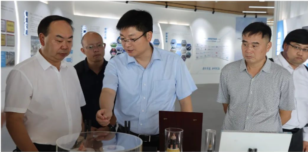 安順市副市長楊平一行蒞臨寶勝調研企業(yè)生產(chǎn)經(jīng)營情況。寶勝股份黨委書記、董事長生長山，黨委副書記、工會主席宋宇峰，黨委委員、副總經(jīng)理、總工程師陳大勇等公司領導陪同。