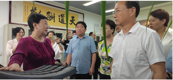 隨后，參觀團一同來到了萬通三樓的輪胎文化園。張秀麗通過生動的解說，展示了輪胎從生產(chǎn)到報廢的全生命周期和其所蘊含的價值。她特別強調(diào)了輪胎翻新的重要性，指出在循環(huán)經(jīng)濟中，輪胎翻新能夠發(fā)揮巨大作用，實現(xiàn)低碳減排和綠色經(jīng)濟的目標。