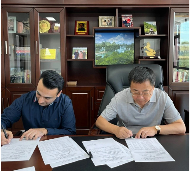 日前，朝陽新長征輪胎有限責(zé)任公司迎來了一位特別的客商賽伊德，這是因為受到疫情影響，他們已經(jīng)有四年沒有見面了。賽伊德是一家巴基斯坦公司的負(fù)責(zé)人，他們向中國銷售新長征輪胎生產(chǎn)的斜交胎已經(jīng)有50多年的歷史。