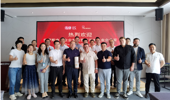 俄羅斯電纜企業(yè)和俄羅斯亞洲工業(yè)企業(yè)家聯(lián)合會(huì)代表一行，蒞臨廣東省電線電纜行業(yè)協(xié)會(huì)進(jìn)行友好交流訪問。受到了協(xié)會(huì)執(zhí)行會(huì)長(zhǎng)劉濤、副秘書長(zhǎng)郭玉蓉，以及廣東省連接器協(xié)會(huì)秘書長(zhǎng)梁宇彤的熱情歡迎。