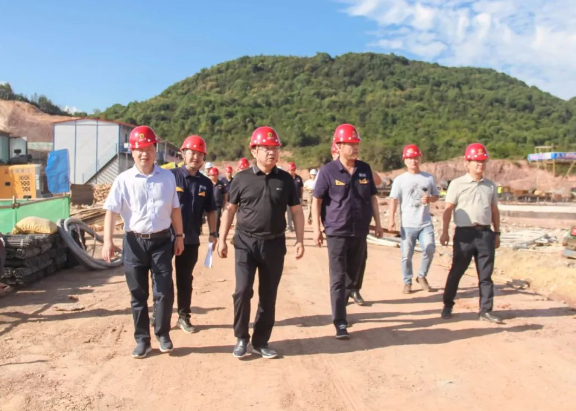 汪羽則對黑貓集團樂平精細化工項目建設提出了具體要求。他強調(diào)，項目部必須堅守法律、規(guī)定和程序，確保項目的合規(guī)管理和推進。他強調(diào)了掛圖作戰(zhàn)的重要性，要求細化工作流程，加強溝通協(xié)作，確保高效的推進。他特別強調(diào)，必須按照計劃順利啟動景德鎮(zhèn)市危險廢物綜合處置中心項目和超導電炭黑項目，以確保項目建設取得預期效果。這次調(diào)研和研討會為項目建設提供了有力的指導和支持，為樂平市的發(fā)展注入了新的動力。