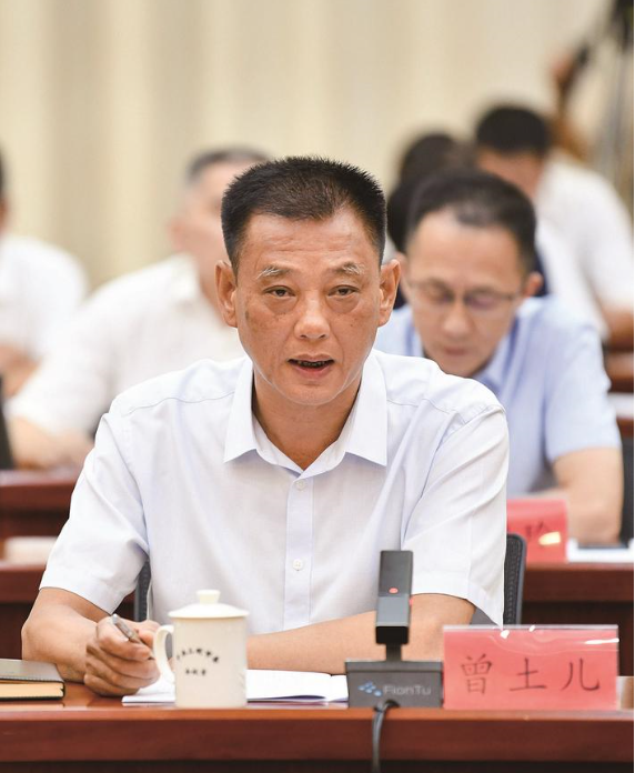 福建省三明市召開了一場民營經(jīng)濟(jì)發(fā)展座談會(huì)，旨在聽取民營企業(yè)對產(chǎn)業(yè)發(fā)展的意見和建議。在會(huì)上，三明正元化工有限公司的董事長曾土兒分享了該公司的發(fā)展歷程和關(guān)于白炭黑產(chǎn)業(yè)的見解。