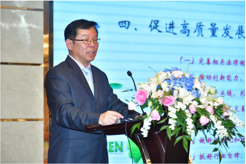 中國輪胎循環(huán)利用協(xié)會會長李衛(wèi)東則提出了行業(yè)今后的發(fā)展目標和協(xié)會工作思路，闡述了促進行業(yè)高質(zhì)量發(fā)展的具體措施。