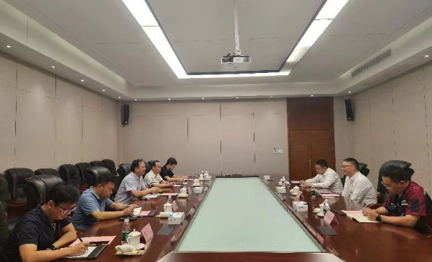 隨后，調(diào)研組一行召開了座談會，圍繞浦林成山近幾年遭受國外貿(mào)易救濟(jì)調(diào)查、應(yīng)對國際貿(mào)易摩擦的情況進(jìn)行交流和探討，指導(dǎo)企業(yè)如何應(yīng)對國際貿(mào)易摩擦，幫助開拓國際市場，規(guī)避貿(mào)易風(fēng)險(xiǎn)。