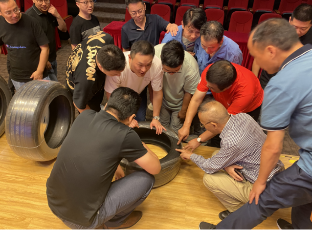 據(jù)了解，駿馬集團(tuán)是江蘇重點(diǎn)企業(yè)集團(tuán)，專注于輪胎骨架材料的生產(chǎn)與經(jīng)營。該集團(tuán)總資產(chǎn)達(dá)12億美元，員工人數(shù)超過6000人，產(chǎn)品主要包括錦綸6浸膠簾子布、錦綸66浸膠簾子布、高模低縮滌綸簾子布和子午胎輪胎鋼簾線，已經(jīng)形成了中國簾子布產(chǎn)能第一、鋼簾線產(chǎn)能前三的規(guī)模。