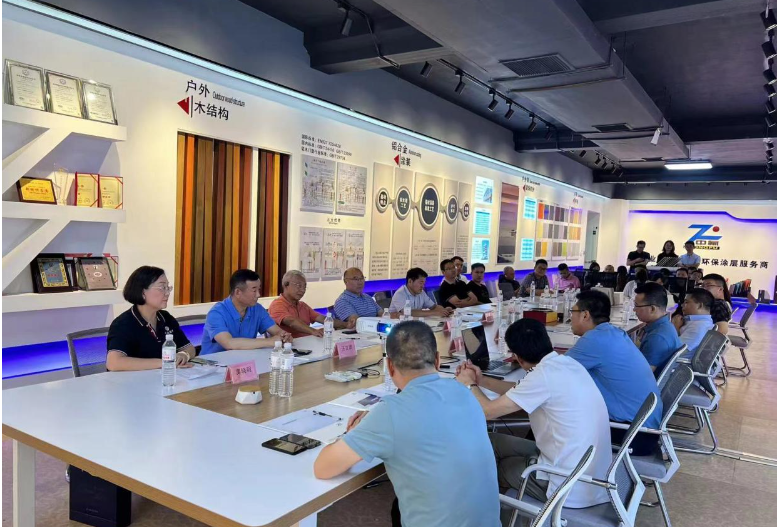 寧波涂協(xié)考察團來到了青島中氟氟碳材料有限公司，公司總經(jīng)理宋兆斌熱情歡迎了考察團。在座談交流會上，宋兆斌總經(jīng)理詳細介紹了公司的產(chǎn)品體系，包括FEVE水性氟碳涂料、油性氟碳涂料、UV光固化涂料等。他強調(diào)了公司在氟碳領(lǐng)域的深耕細作和標準的豐富經(jīng)驗，為行業(yè)內(nèi)其他企業(yè)提供了學習的機會。