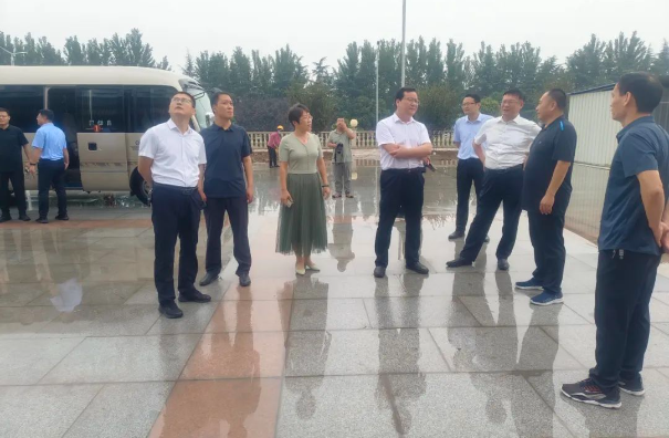 王琪華首先蒞臨諸城涌安橡膠工程輪胎建設(shè)項(xiàng)目，仔細(xì)聆聽(tīng)了項(xiàng)目負(fù)責(zé)人的介紹，詳細(xì)了解了各個(gè)項(xiàng)目的進(jìn)展情況，全面了解了項(xiàng)目中遇到的問(wèn)題。隨后，與現(xiàn)場(chǎng)人員一起深入討論，共同探討解決項(xiàng)目推進(jìn)中的難題。