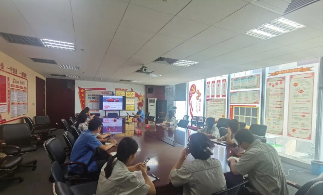 據(jù)了解，延長(zhǎng)橡膠對(duì)2023年的發(fā)展制定了新的目標(biāo)，積極進(jìn)行經(jīng)營(yíng)模式的調(diào)整以推動(dòng)產(chǎn)銷(xiāo)平衡。他們堅(jiān)持著“擴(kuò)增量與調(diào)結(jié)構(gòu)”雙管齊下的原則，努力完成全年目標(biāo)任務(wù)。上半年，延長(zhǎng)橡膠在全鋼市場(chǎng)完成了全年銷(xiāo)售目標(biāo)的58%，而在半鋼市場(chǎng)，銷(xiāo)售目標(biāo)達(dá)到了54%。