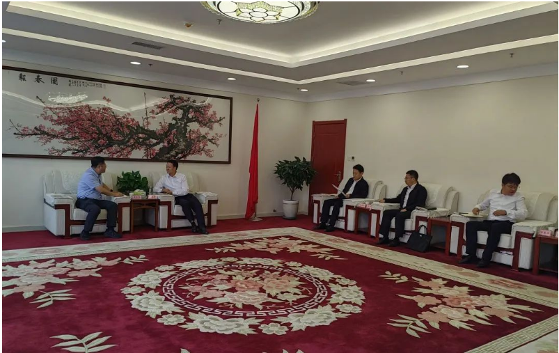 陜西延長(zhǎng)石油西北橡膠有限責(zé)任公司總經(jīng)理張航偉率領(lǐng)團(tuán)隊(duì)，前往彬州市考察高端能源化工園區(qū)項(xiàng)目的建設(shè)情況。
