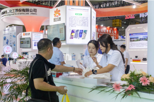 展會上，延安能化公司重點展示了30種化工產(chǎn)品，包括聚丙烯、聚乙烯、醇類和乙丙橡膠等。榆能化公司則展示了12種產(chǎn)品，包括聚乙烯、聚丙烯和EVA。西北橡膠公司則展示了11種產(chǎn)品，包括子午輪胎及各類橡膠制品。這些產(chǎn)品中，聚乙烯低壓管材料23050、EVA、聚丙烯低熔共聚料K8003以及三元乙丙橡膠、二丙基庚醇、子午輪胎等備受關(guān)注，吸引了眾多業(yè)內(nèi)人士前來咨詢洽談。  