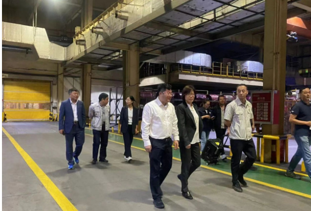 之后，徐文英一行到延長橡膠公司、高壓膠管分公司、膠布制品分公司、橡膠制品分公司、橡膠新材料分公司等生產(chǎn)車間進行了現(xiàn)場調(diào)研，張航偉總經(jīng)理詳細介紹了各個公司的生產(chǎn)經(jīng)營狀況、產(chǎn)品發(fā)展現(xiàn)狀以及未來的規(guī)劃設想。同時，他們就產(chǎn)業(yè)轉(zhuǎn)型升級進行了深入交流。