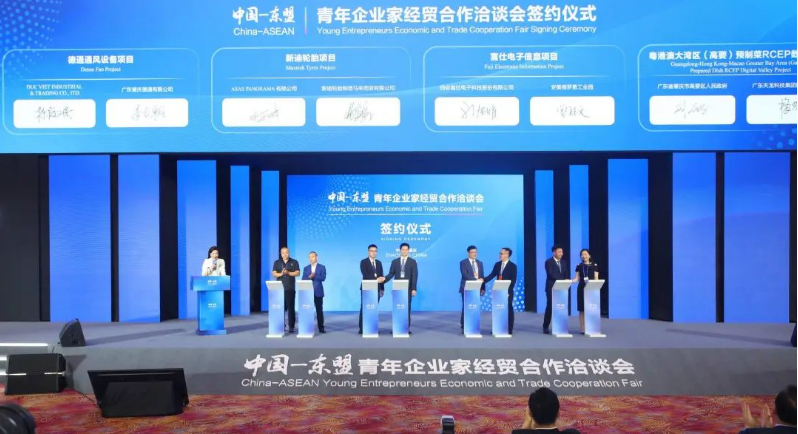 據(jù)了解，新迪輪胎項目計劃投資高達20億元人民幣，將在馬來西亞彭亨州馬中關(guān)丹產(chǎn)業(yè)園內(nèi)興建一個面積超過700,000平方米的工業(yè)4.0工廠。該工廠將主要專注于生產(chǎn)和銷售乘用車子午線輪胎(PCR)、輕卡子午線輪胎(LTR)以及客貨車子午線輪胎(TBR)。這一重大合作項目由駿鴻實業(yè)有限公司的子公司投資建設(shè)，目前已順利啟動，為雙方帶來了共贏的機會。