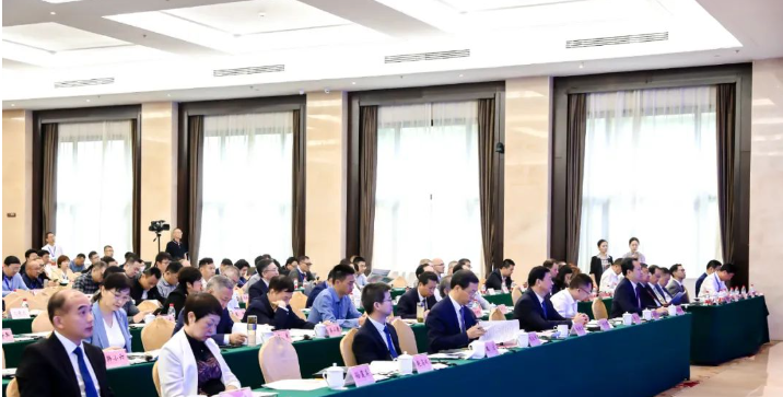 會(huì)議上，民族涂料龍頭企業(yè)三棵樹的董事長兼總裁洪杰發(fā)表了《把握機(jī)遇 迎接改變 堅(jiān)定不移走高質(zhì)量發(fā)展道路》的主題報(bào)告，他深入闡述了當(dāng)前涂料行業(yè)所面臨的大變局以及未來的發(fā)展趨勢，引發(fā)了行業(yè)內(nèi)的廣泛關(guān)注。