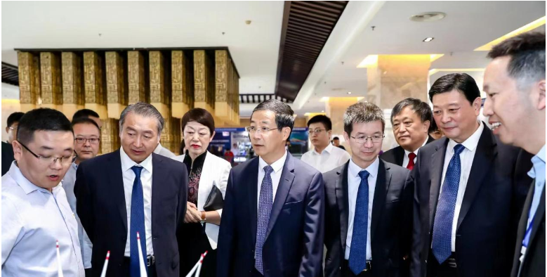 此次大會匯聚了國內(nèi)外知名企業(yè)代表，充分體現(xiàn)了高端化和國際化。各國涂料行業(yè)領(lǐng)袖也分享了各自國內(nèi)涂料市場的現(xiàn)狀和經(jīng)濟(jì)社會發(fā)展趨勢。同時，會議還聚焦輻射固化涂料、仿生涂層材料等領(lǐng)域的最新發(fā)展現(xiàn)狀，為涂料產(chǎn)業(yè)的可持續(xù)發(fā)展提供了寶貴經(jīng)驗(yàn)。