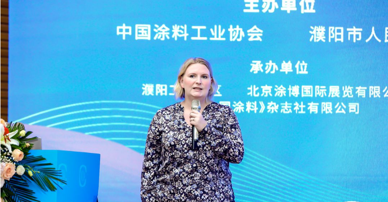 2023亞太國(guó)際涂料產(chǎn)業(yè)發(fā)展大會(huì)于近日在中國(guó)河南省濮陽(yáng)市盛大舉行。大會(huì)吸引了來(lái)自國(guó)家相關(guān)部委、世界涂料理事會(huì)、亞洲涂料理事會(huì)以及國(guó)內(nèi)外知名涂料企業(yè)的400余名代表參加。在會(huì)議期間，佐敦涂料東北亞總監(jiān)Michelle Ystad Eriksen女士發(fā)表了主題為“涂料產(chǎn)業(yè)可持續(xù)發(fā)展路徑分析”的重要演講。
