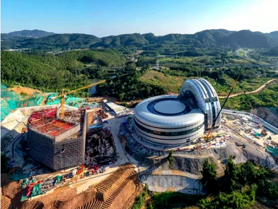 據(jù)悉，廣州航空輪胎大科學(xué)中心一期工程于2021年開工，定位為航空輪胎大科學(xué)科研中心，旨在促進(jìn)科研成果的快速轉(zhuǎn)化和中試生產(chǎn)。該一期工程依托航空輪胎動力學(xué)大科學(xué)裝置和硬核科技中心核心科研平臺，打造了一個集科研、生產(chǎn)和住宿等多功能于一體的科學(xué)中心。