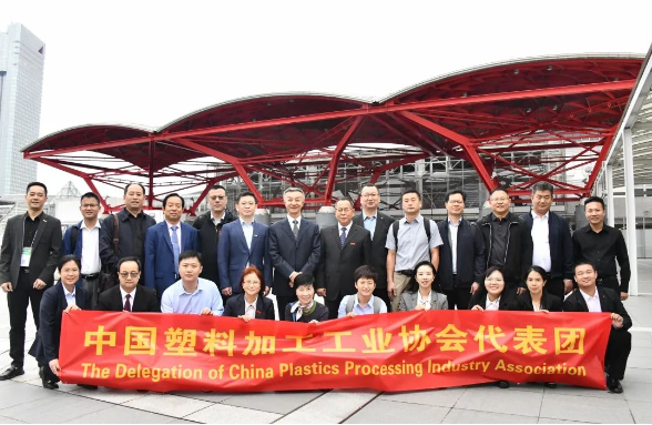 為促進中日兩國塑料行業(yè)之間的交流與合作，深化對日本塑料行業(yè)的技術進步與發(fā)展方向的了解，以及學習創(chuàng)新經(jīng)驗，中國塑料加工工業(yè)協(xié)會榮譽理事長朱文瑋和理事長王占杰率領代表團一行20人于2023年10月3日啟程，赴日本進行為期三天的調(diào)研和訪問交流。
