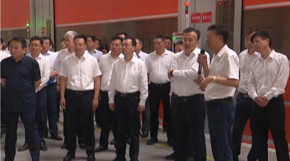 胡廣杰副省長(zhǎng)在參觀現(xiàn)場(chǎng)表示，對(duì)三元公司近年來(lái)在數(shù)字化和智能化方面取得的成就表示高度贊賞。他鼓勵(lì)企業(yè)繼續(xù)大力創(chuàng)新，持續(xù)深化改革，保持強(qiáng)勁的活力，力爭(zhēng)成為江蘇省數(shù)字經(jīng)濟(jì)的典范企業(yè)。