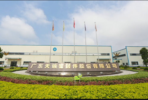 廣東天誠密封件股份有限公司，一家專注于生產(chǎn)汽車系列油封及橡膠密封件的企業(yè)，正在積極迎接新能源汽車時(shí)代的挑戰(zhàn)，并展現(xiàn)出強(qiáng)大的創(chuàng)新潛力。作為工信部認(rèn)定的專精特新“小巨人”企業(yè)之一，廣東天誠在近年來不僅致力于科技創(chuàng)新和產(chǎn)品研發(fā)，還成功搶占了市場“風(fēng)口”，成為多項(xiàng)國內(nèi)行業(yè)標(biāo)準(zhǔn)的制定者。