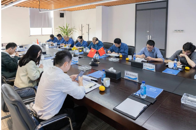 浙江省發(fā)展改革委員會(huì)社會(huì)研究室的陳靜靜、曾振偉一行于10月12日在嘉興市發(fā)改委、桐鄉(xiāng)市發(fā)改局領(lǐng)導(dǎo)陪同下前往浙江雙箭橡膠股份有限公司進(jìn)行調(diào)研和指導(dǎo)。雙箭股份董事長沈耿亮以及副總裁郎洪峰的熱情接待并陪同座談。