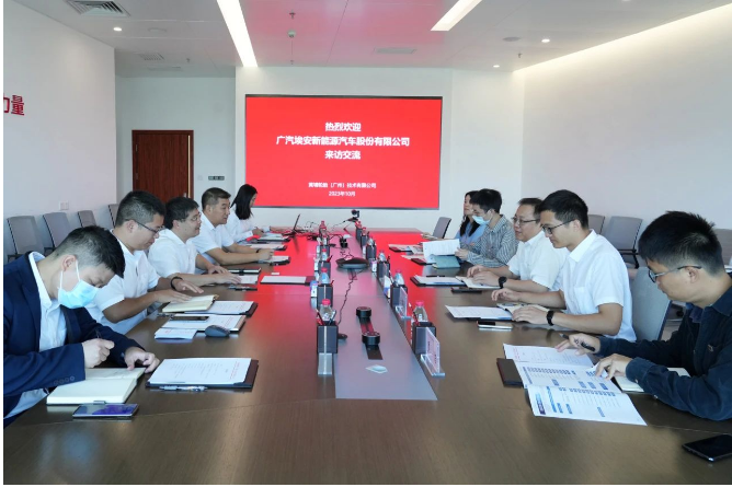 在座談會(huì)上，雙方就新能源汽車輪胎的配方材料、工業(yè)軟件、制造工藝以及性能標(biāo)準(zhǔn)等技術(shù)問題展開深入探討。  除了座談會(huì)，鄭純麒一行還參觀了黃埔材料院的科技展館，詳細(xì)了解了該院的歷史發(fā)展、發(fā)展理念以及建設(shè)成果等內(nèi)容。