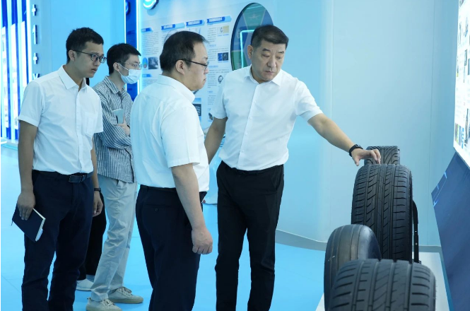 廣汽埃安新能源汽車股份有限公司副總經(jīng)理鄭純麒率領(lǐng)一支高層代表團(tuán)于10月12日上午前往黃埔輪胎進(jìn)行實(shí)地考察。黃埔輪胎總經(jīng)理王林龍親自接待了這次考察團(tuán)隊(duì)。