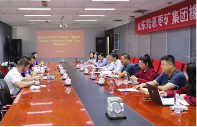 接下來(lái)，雙方就深化合作的相關(guān)事宜進(jìn)行了深入交流與討論。  宋二華表示，豐源輪胎公司將盡最大努力為Cantu公司提供更高品質(zhì)的產(chǎn)品和更優(yōu)質(zhì)的服務(wù)。他希望這次交流成為雙方進(jìn)一步加強(qiáng)合作與發(fā)展的契機(jī)，實(shí)現(xiàn)互利共贏。