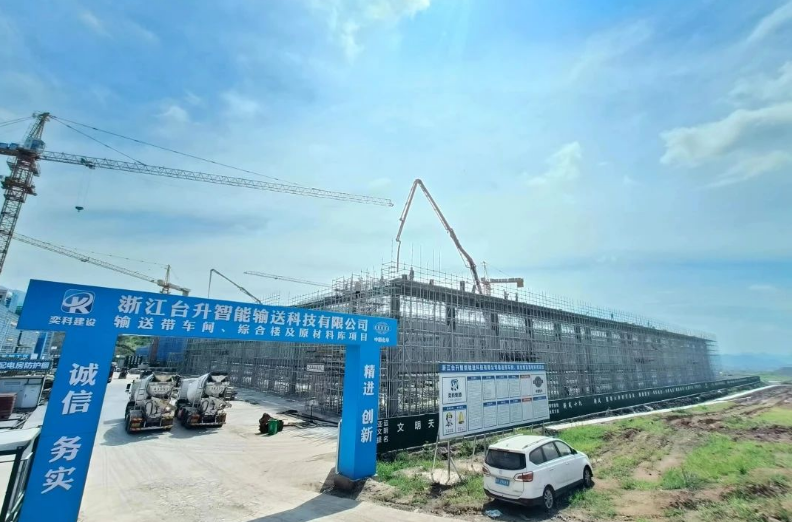 兵貴神速。雙箭股份在抓住施工黃金期的時間窗口，積極推進重大項目建設，掀起了項目建設的高潮，以爭春、拼夏、搏秋、賽冬的施工節(jié)奏，臺升智能計劃于今年年底開始試生產(chǎn)，預計在2024年實現(xiàn)全面投產(chǎn)。
