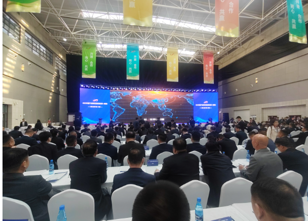 2023中國產(chǎn)業(yè)轉(zhuǎn)移發(fā)展對接活動(新疆)在昌吉市盛大開幕，這一活動的主題為“開放、合作、同心、共贏”。輪臺縣人民政府黨組成員、副縣長嵇重峰帶領(lǐng)縣商工局、招商服務局中心及11家企業(yè)15人參加活動，在會上，成功簽約了2個重要項目，合同金額高達30.5億元。