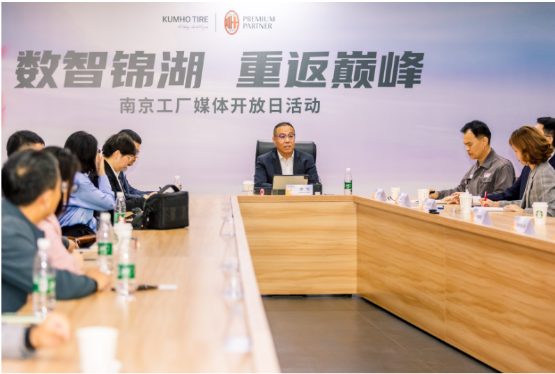 除了在研發(fā)、產(chǎn)品、智能制造等方面的發(fā)展，錦湖輪胎還通過(guò)各種賽事?tīng)I(yíng)銷活動(dòng)和投資進(jìn)一步提升其品牌形象，如與意大利AC米蘭球隊(duì)簽訂高級(jí)合作伙伴關(guān)系。錦湖輪胎的持續(xù)努力和創(chuàng)新在其業(yè)績(jī)和可持續(xù)經(jīng)營(yíng)方面都取得了顯著的成就。