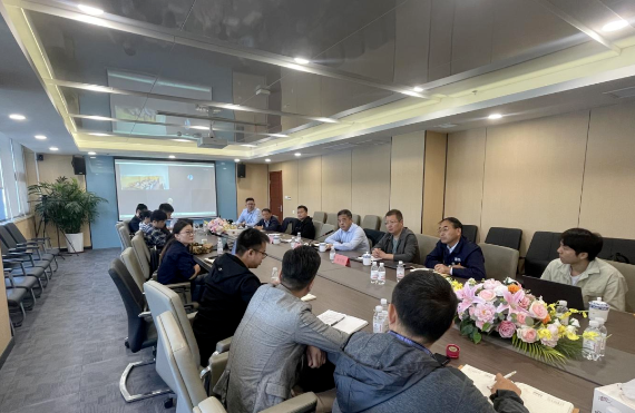 黑貓股份黨委副書記兼董事長魏明出席了青島黑貓研究院新產(chǎn)品推廣協(xié)調(diào)會。會議還邀請了黑貓股份副總經(jīng)理?xiàng)盍帧⒑谪埞煞萏亢谑聵I(yè)部負(fù)責(zé)人戚倫輝、青島黑貓負(fù)責(zé)人王宏，以及黑貓股份旗下各基地相關(guān)部門負(fù)責(zé)人出席。