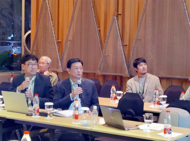 當(dāng)天下午，劉普軍一行再次聚集在世界涂料理事會(huì)(WCC)亞洲區(qū)域線上報(bào)告會(huì)，劉普軍繼續(xù)關(guān)注中國涂料行業(yè)的發(fā)展，為與會(huì)代表呈現(xiàn)了發(fā)展報(bào)告。