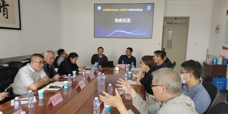 顏世峰主任對(duì)上海涂染協(xié)會(huì)的到訪表示熱烈歡迎，感謝協(xié)會(huì)對(duì)上海大學(xué)的信任。他介紹了材料學(xué)院高分子材料系的發(fā)展歷程、各科室的研究方向以及主要科研成果，提供了豐富的信息。