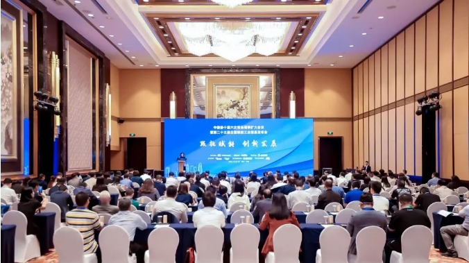 會議的另一個(gè)主題之一是“數(shù)據(jù)賦能”，各發(fā)言人和嘉賓都帶來了最新的統(tǒng)計(jì)數(shù)據(jù)信息，分析了不同行業(yè)的經(jīng)濟(jì)運(yùn)行情況以及未來的發(fā)展趨勢。
