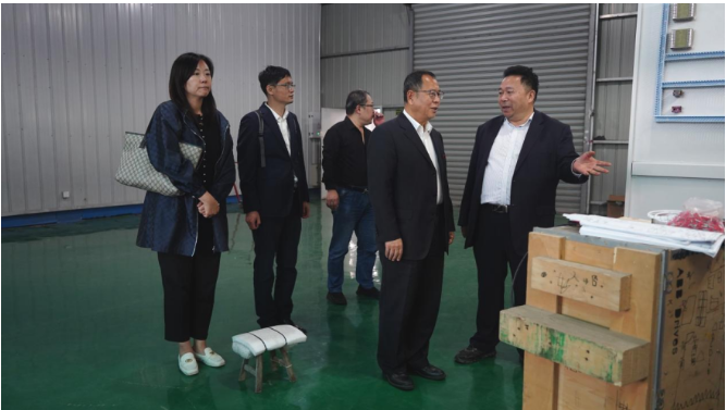 王占杰理事長一行還前往張家港市繁昌機(jī)械有限公司進(jìn)行調(diào)研，得到了公司董事長倪玉標(biāo)、總經(jīng)理王炳輝、銷售總監(jiān)賀曉杰等公司領(lǐng)導(dǎo)的陪同。他們一同參觀了公司的混配料設(shè)備生產(chǎn)裝配車間。