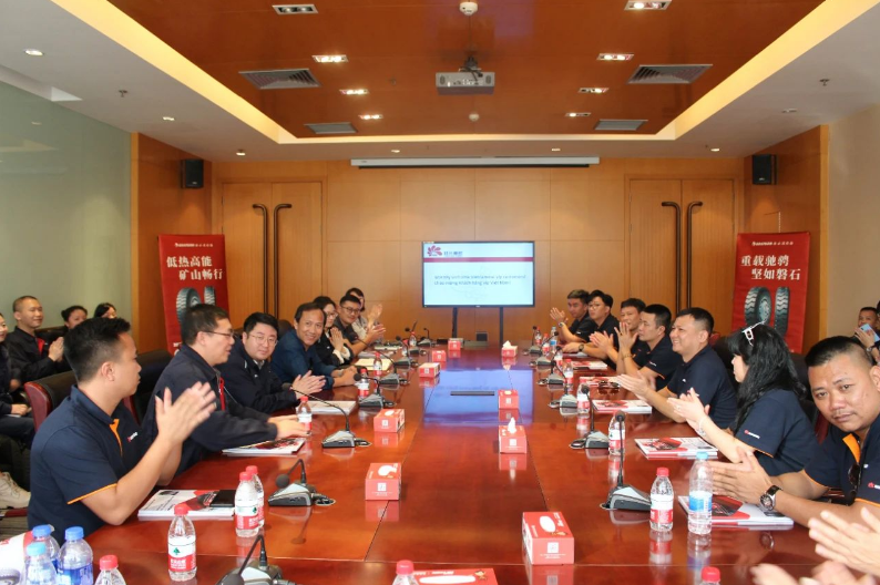 延長橡膠公司總經(jīng)理助理王國強、海外銷售部經(jīng)理李丹以及西橡公司總經(jīng)理張航偉熱情地接待了遠道而來的海外客戶。隨后，他們與技術(shù)和業(yè)務(wù)團隊一同參加了與海外代表團的座談會。張航偉向客戶介紹了公司的發(fā)展規(guī)劃，強調(diào)公司將以市場和客戶為中心，持續(xù)提升產(chǎn)品和服務(wù)質(zhì)量，優(yōu)化運輸結(jié)構(gòu)，降低成本，改善客戶體驗，以建立持續(xù)穩(wěn)定的合作關(guān)系。