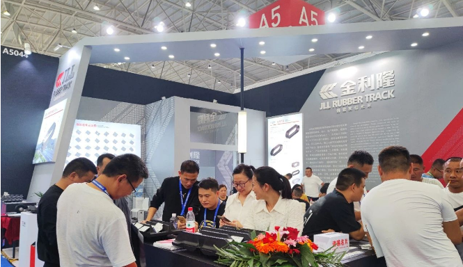 展會上，金利隆橡膠履帶產(chǎn)品展臺吸引了眾多國內(nèi)外客戶前來參觀和交流。
