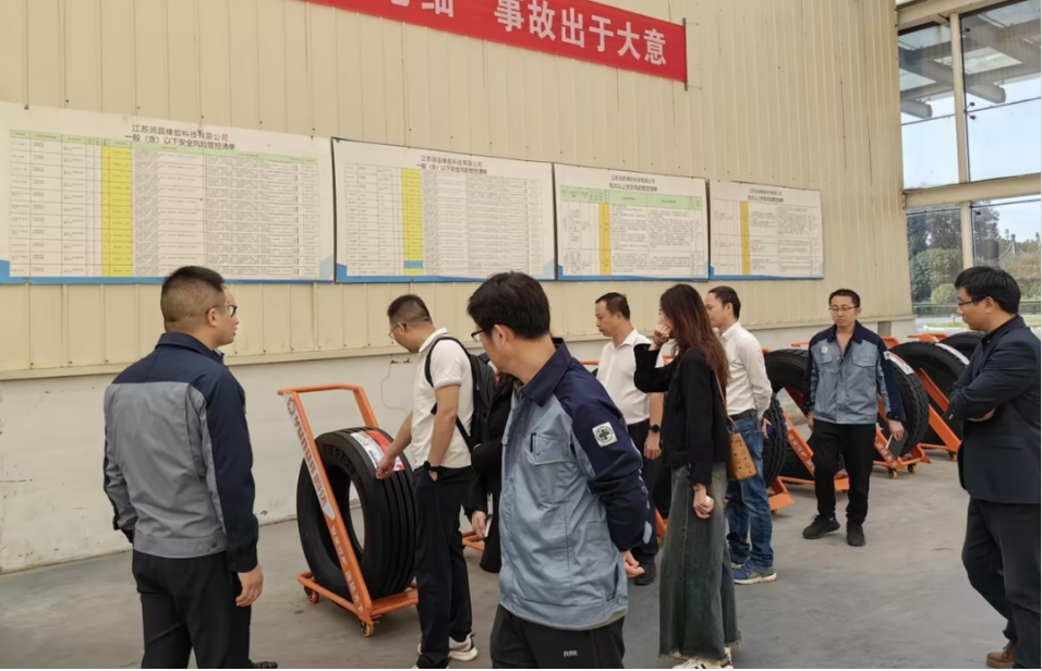 雙方希望在未來(lái)在技術(shù)研發(fā)創(chuàng)新方面加強(qiáng)信息交流，攜手在輪胎產(chǎn)業(yè)鏈賽道上搶占制高點(diǎn)。
