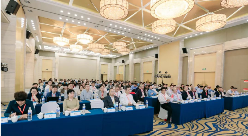 2023年合成橡膠行業(yè)發(fā)展大會(huì)暨專(zhuān)家委員會(huì)會(huì)議于2023年10月30日—11月1日在山東省青島市圓滿(mǎn)召開(kāi)，來(lái)自100余家企業(yè)的近200名代表參加此次會(huì)議。中國(guó)合成橡膠工業(yè)協(xié)會(huì)會(huì)長(zhǎng)梁愛(ài)民、名譽(yù)會(huì)長(zhǎng)胡杰、監(jiān)事長(zhǎng)齊潤(rùn)通，以及副會(huì)長(zhǎng)莊毅、龔光碧、姜朝陽(yáng)和秘書(shū)長(zhǎng)李迎等協(xié)會(huì)領(lǐng)導(dǎo)出席會(huì)議，李迎秘書(shū)長(zhǎng)主持了會(huì)議。  此次大會(huì)由上海期貨交易所聯(lián)合主辦，國(guó)家橡膠與輪胎工程技術(shù)研究中心、上海好運(yùn)物流有限公司、天津利安隆新材料股份有限公司等單位協(xié)辦。
