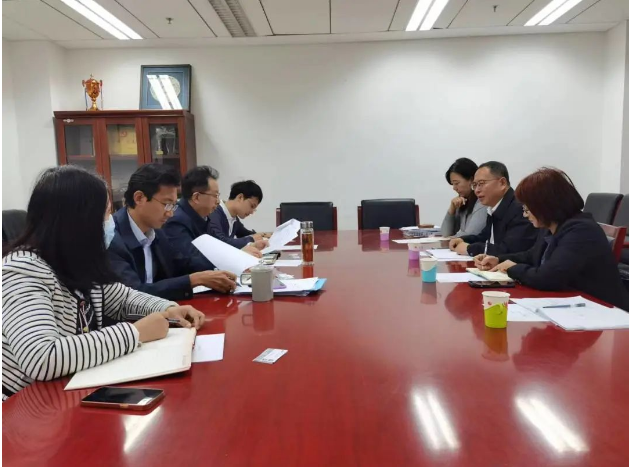 中國塑協(xié)理事長王占杰攜帶秘書長焦紅文、副秘書長兼經(jīng)濟合作部主任賈寧以及辦公室主任劉曉慧，于2023年11月2日拜會了工信部消費品工業(yè)司司長何亞瓊，雙方就推動塑料制品行業(yè)高質(zhì)量發(fā)展進行了深入座談交流。